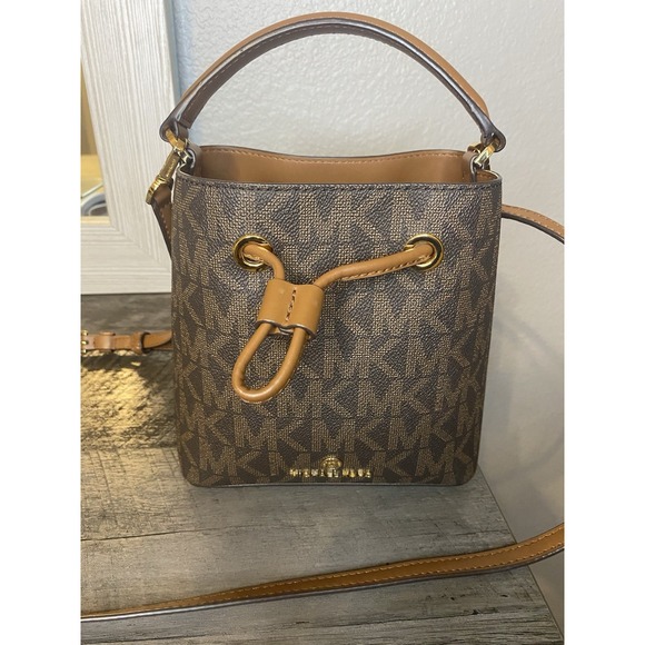 Michael Kors Suri Small Bucket Shoulder‎ Bag Crossbody NEW - Picture 1 of 4